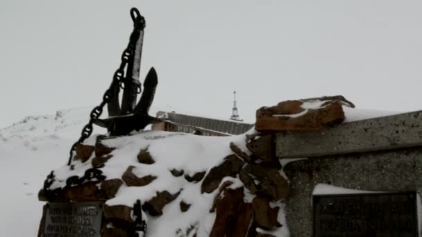 Landschap en gebouwen van Barentszburg op Spitsbergen — Stockvideo