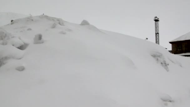 Landschap en gebouwen van Barentszburg op Spitsbergen — Stockvideo