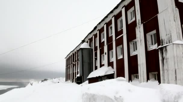 Landschaft und Gebäude der Barentsburg auf Spitzbergen — Stockvideo