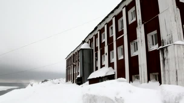 Τοπίο και τα κτίρια του Barentsburg στο Αρχιπέλαγος Σβάλμπαρντ — Αρχείο Βίντεο