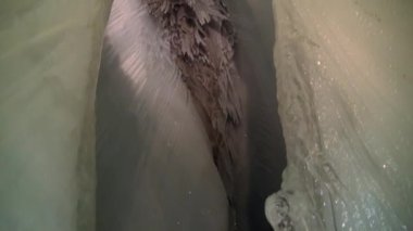 Buz mağarasında buz sarkıtları ve dikitler..