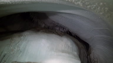 Buz mağarasında buz sarkıtları ve dikitler..