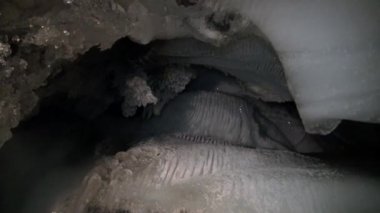 Buz mağarasında buz sarkıtları ve dikitler..