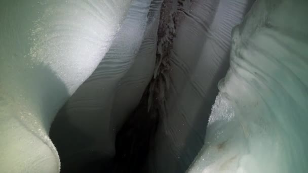 IJsstalactieten en stalagmieten in ijsgrot. — Stockvideo