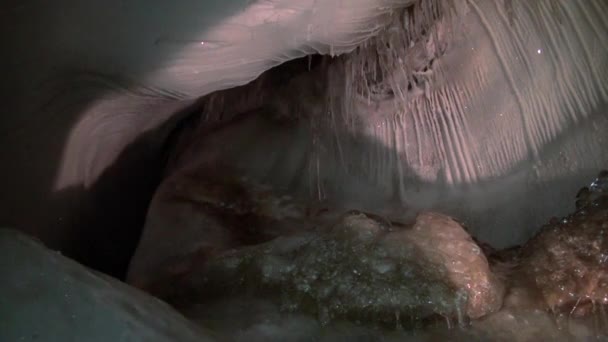 IJsstalactieten en stalagmieten in ijsgrot. — Stockvideo