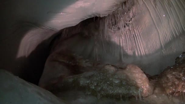 Stalattiti di ghiaccio e stalagmiti nella grotta di ghiaccio. — Video Stock