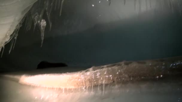 Stalattiti di ghiaccio e stalagmiti nella grotta di ghiaccio. — Video Stock