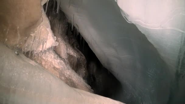 Ledové stalaktity a stalagmity v ledové jeskyni. — Stock video