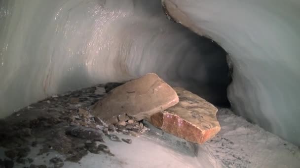 Ledové stalaktity a stalagmity v ledové jeskyni. — Stock video