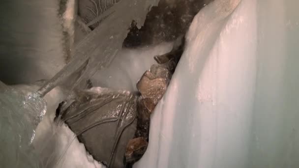 IJsstalactieten en stalagmieten in ijsgrot. — Stockvideo