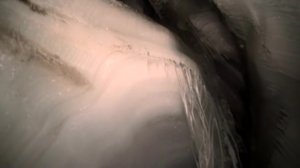 Сталактиты и сталагмиты в ледяной пещере. — стоковое видео