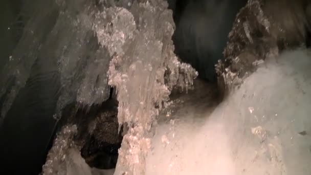 Stalattiti di ghiaccio e stalagmiti nella grotta di ghiaccio. — Video Stock