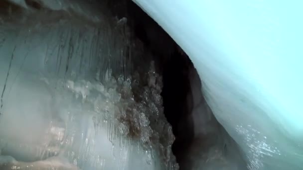 Estalactitas de hielo y estalagmitas en cueva de hielo. — Vídeo de stock