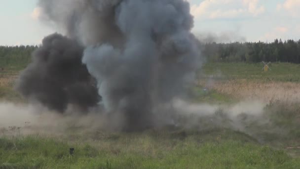 Каскадёр в огне во время съёмок взрыва — стоковое видео