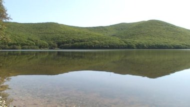 Yeşil dağların Japonya deniz temiz temiz su ile gölde.