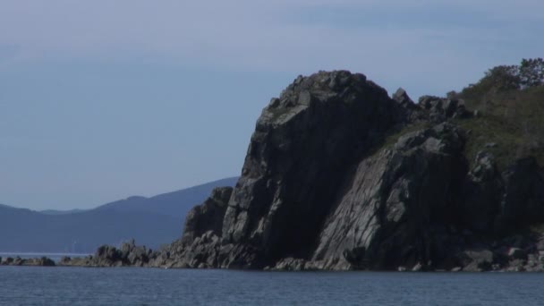 Piedra verde rocas costa playa y mar olas agua superficie en Japón Mar . — Vídeo de stock