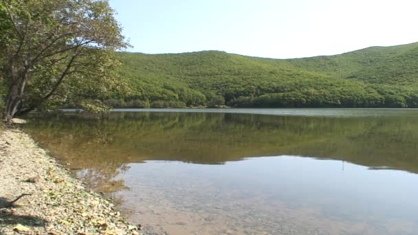 Lago in montagne verdi con acqua limpida e pulita del Mar del Giappone . — Video Stock