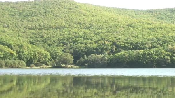 Lac dans les montagnes vertes avec de l'eau claire et propre de la mer du Japon . — Video