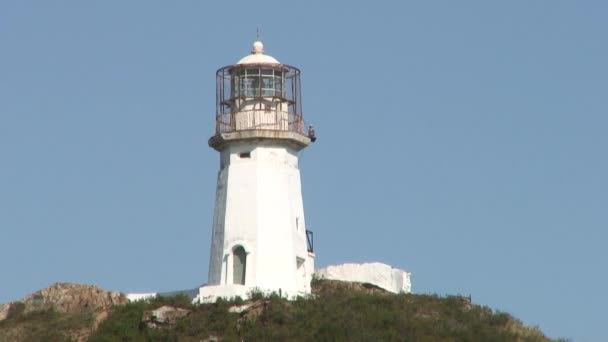 Phare seamark sur vert rochers pierreux littoral plage au Japon Mer . — Video