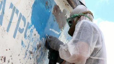 Onarım işlemi Tersanesi, metal boya kapalı çalışma insanlar gözyaşı.