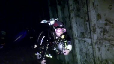 Yüzme dalgıçların batık Salem hızlı derin sualtı keşfetmek.