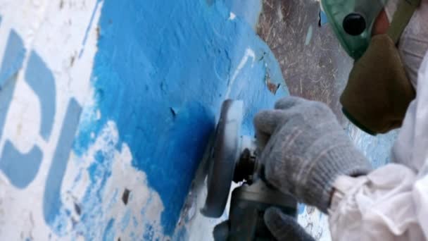 Working people tear off paint on metal in repairs process at shipyard. — Stock Video