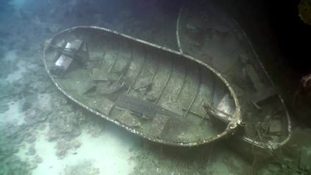 Gesunkenes Boot in der Nähe des Schiffswracks Salem Express tief unter Wasser rotes Meer Ägypten. — Stockvideo