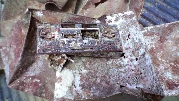 Личные вещи погибших на подводном корабле "Салем Экспресс". — стоковое видео