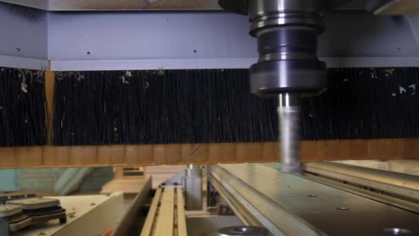 Cnc frezen machine hout voor de productie van industriële meubels. — Stockvideo