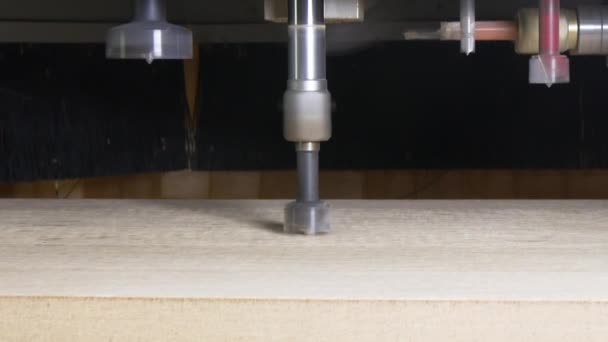 Fresadora CNC de madera para la producción de muebles industriales . — Vídeos de Stock
