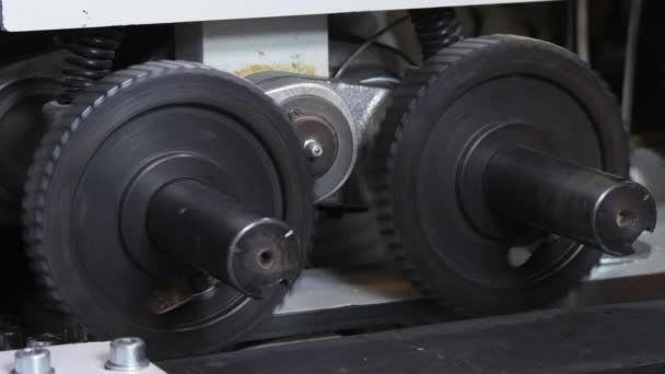 Mecanismos y detalles de la máquina de madera CNC . — Vídeos de Stock