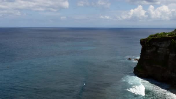 Hullámok tengerpart óceán Indonézia. — Stock videók