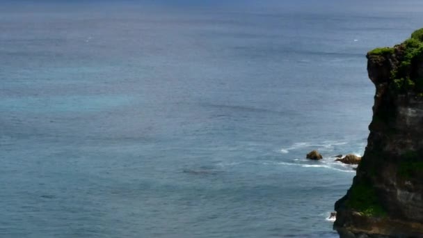Powierzchni wody oceanu na wyspy Indonezji. — Wideo stockowe