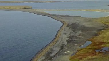 Arkadaki Novaya Zemlya kıyı şeridinin hava manzarası Arktik Okyanusu.