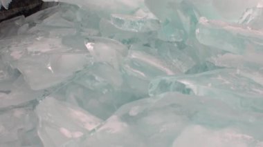 Baykal Gölü üzerindeki doğal buzulun yakın çekim buzu..