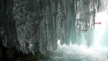 Yakından bakınca Baykal Gölü 'ndeki buz mağarasında buzdan buz saçakları var..