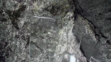 Baykal Gölü üzerindeki doğal buzulların saf şeffaf buz blokları..