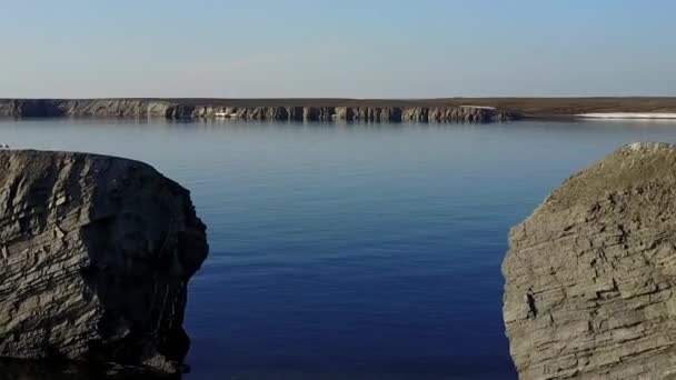 Pierre dans l'eau et le littoral de l'océan Arctique en été sur le désert Novaya Zemlya.