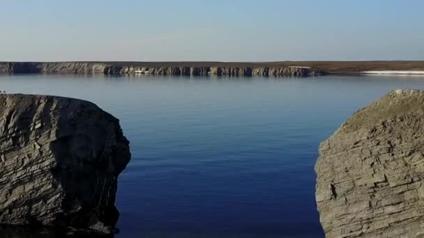 Pierre dans l'eau et le littoral de l'océan Arctique en été sur le désert Novaya Zemlya. — Video