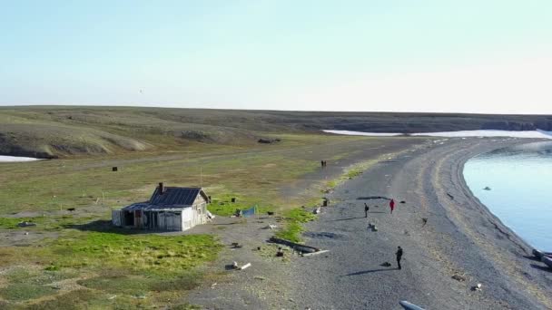 Flygfoto landskap av kusten i Norra ishavet på bakgrund öken Novaya Zemlya. — Stockvideo