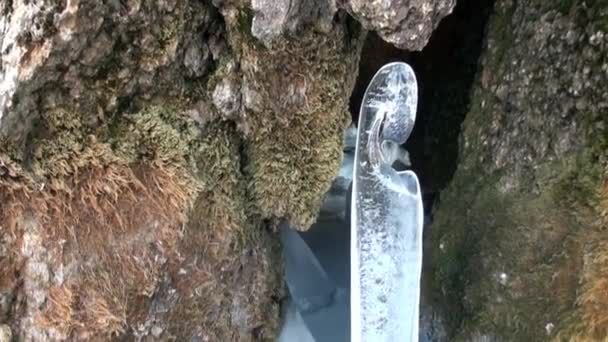 Großaufnahme großer Eiszapfen auf Felsen des natürlichen Gletschers am Baikalsee. — Stockvideo