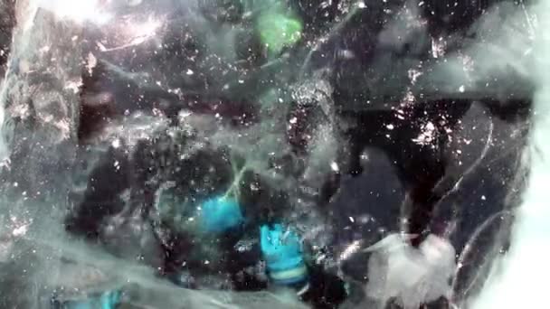 Videoshoot buiten duiker onder ijs onder water van het Baikalmeer. — Stockvideo