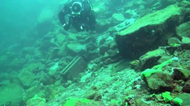 Baykal Gölü 'nün soğuk sularının altında şeffaf buzdan oluşan sualtı manzarası.