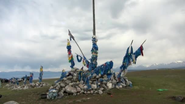 13 sacrifices de chaman obo sur des pierres sur fond de nuages en Mongolie . — Video