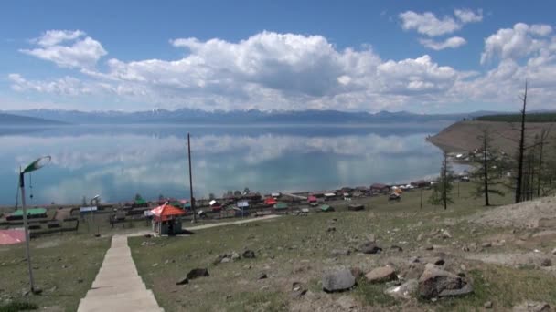 Cabañas en la costa del lago Hubsugul en Mongolia. — Vídeos de Stock