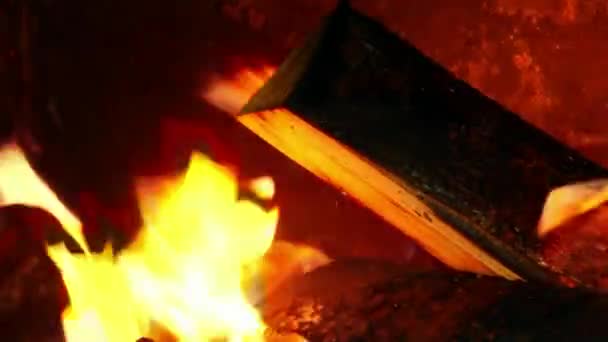 Červenohnědé dřevo hořící v krbu zblízka. — Stock video