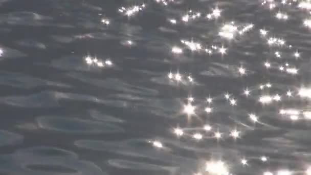 Nichts als Wasseroberfläche des Meeres, die hell leuchtet und von der Sonne funkelt. — Stockvideo