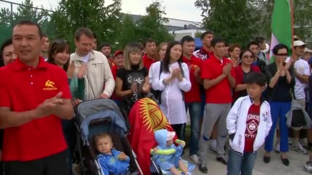 Les gens sur la victoire de l'équipe internationale et le festival sportif. — Video