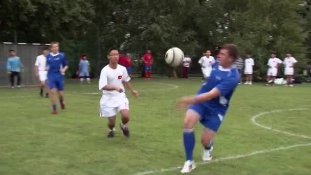 Jugadores de fútbol hacen juego durante eventos corporativos. — Vídeo de stock