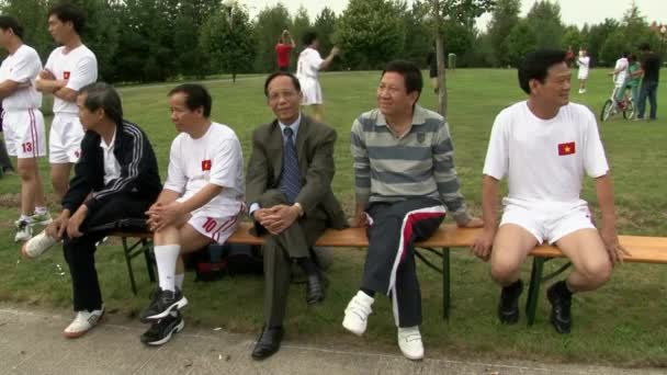 Retratos de hombres asiáticos en la victoria del equipo internacional . — Vídeos de Stock